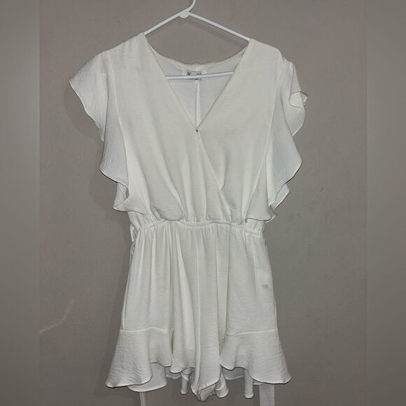 She+Sky White romper with v neck and ruffle sleeves - Picture 3 of 7